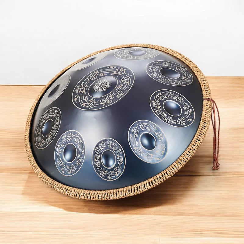 
                  
                    un grand handpan sur une table en bois
                  
                