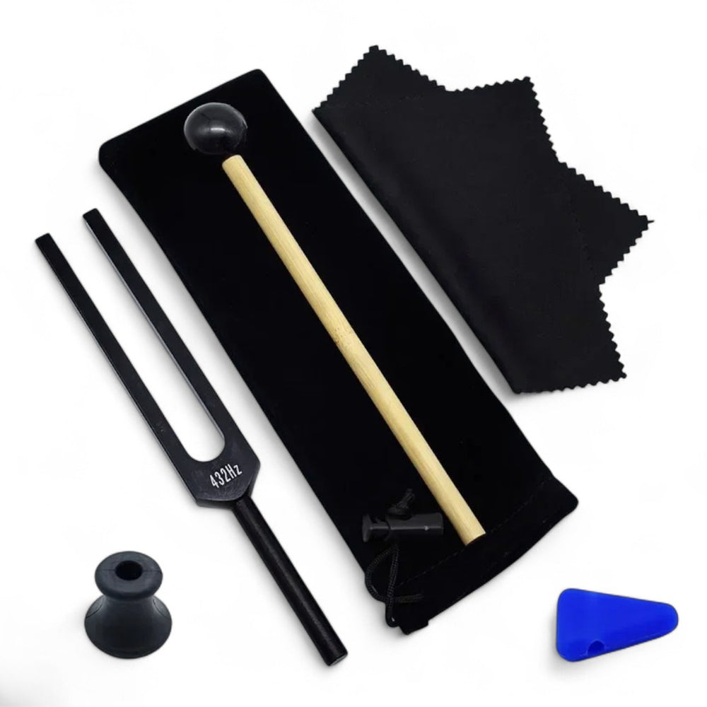 Diapason simple en aluminium noir 432 Hz, manche long, avec un maillet bois, chiffonnette, triangle bleu et un socle en caoutchouc ; sur fond blanc