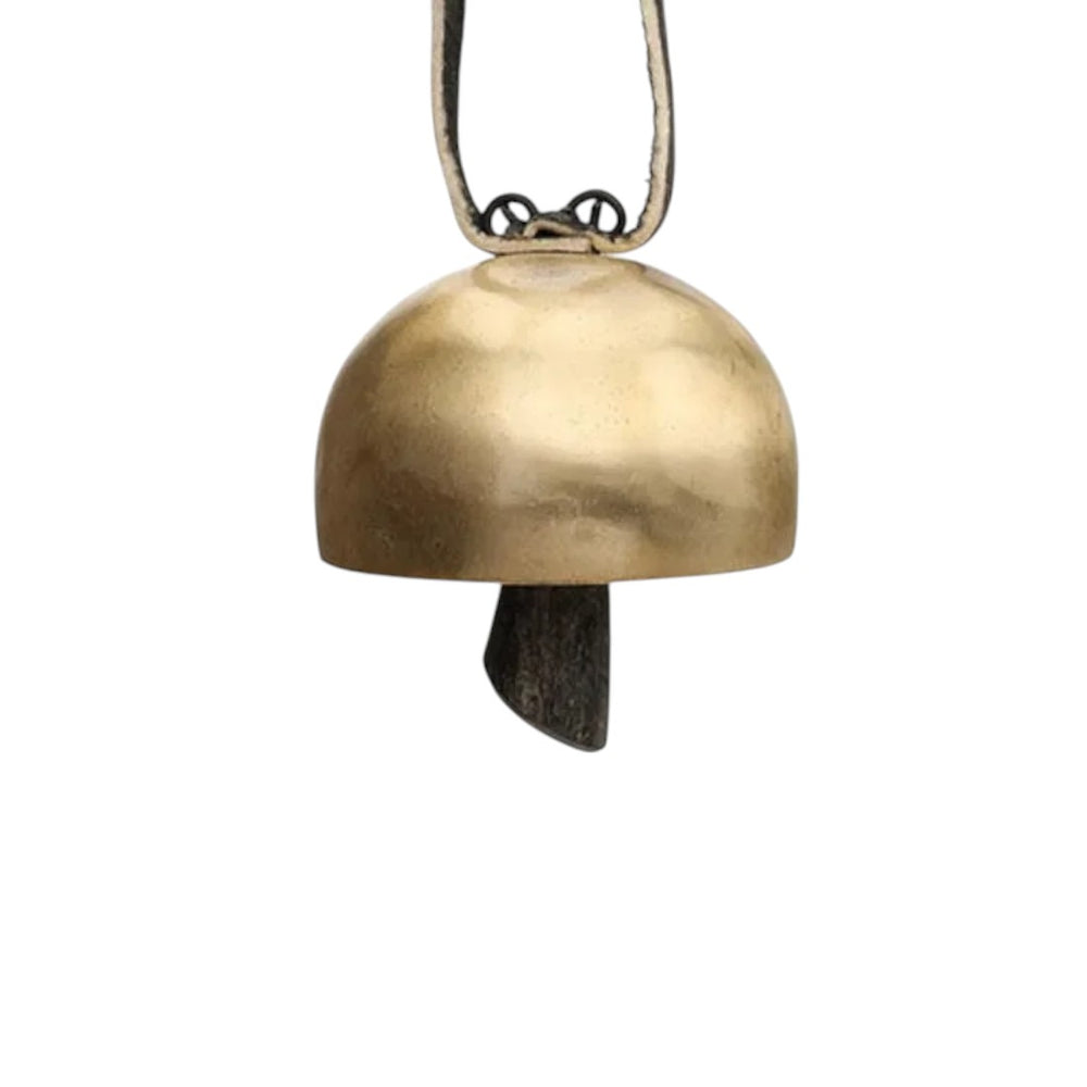 Cloche tibétaine en cuivre artisanal suspendue par une lanière, battant noir en corne, présentée sur fond blanc.