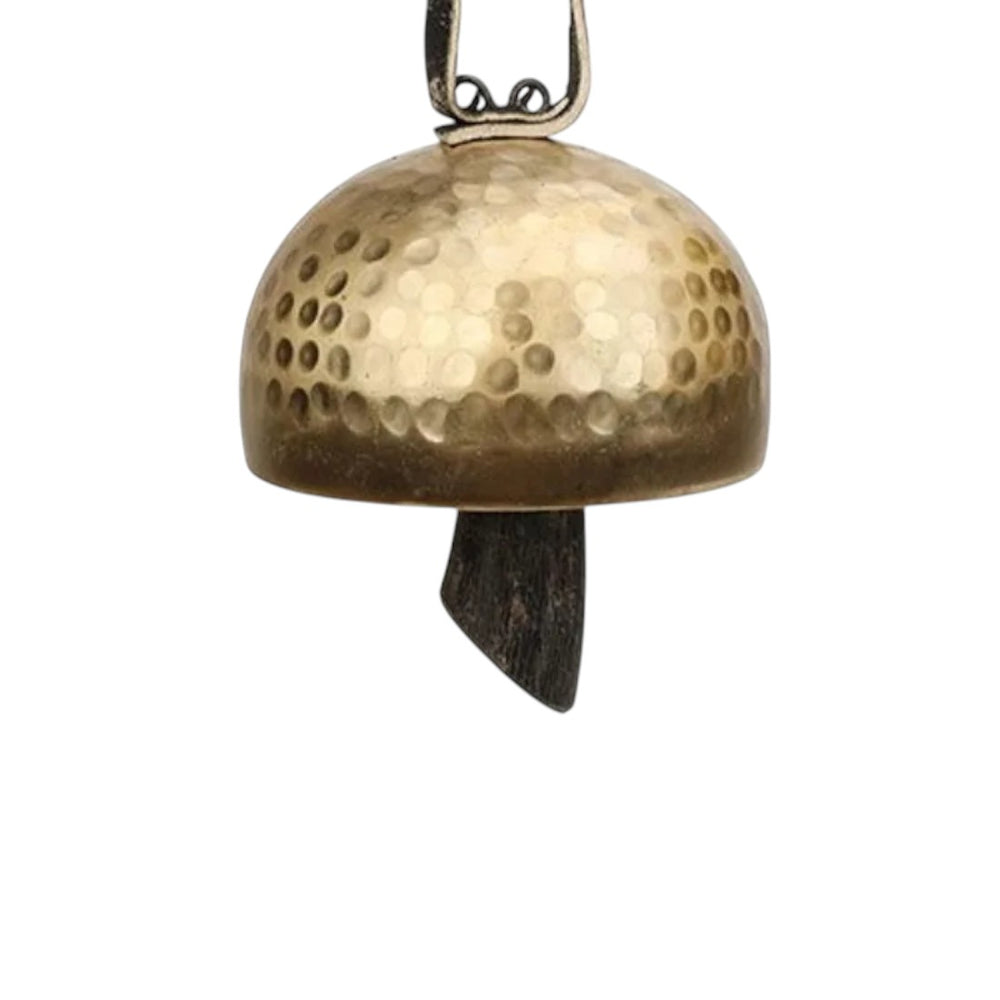 Cloche zen martelée en cuivre, finition artisanale, battant noir en corne et lanière cuir, suspendue ; sur fond blanc