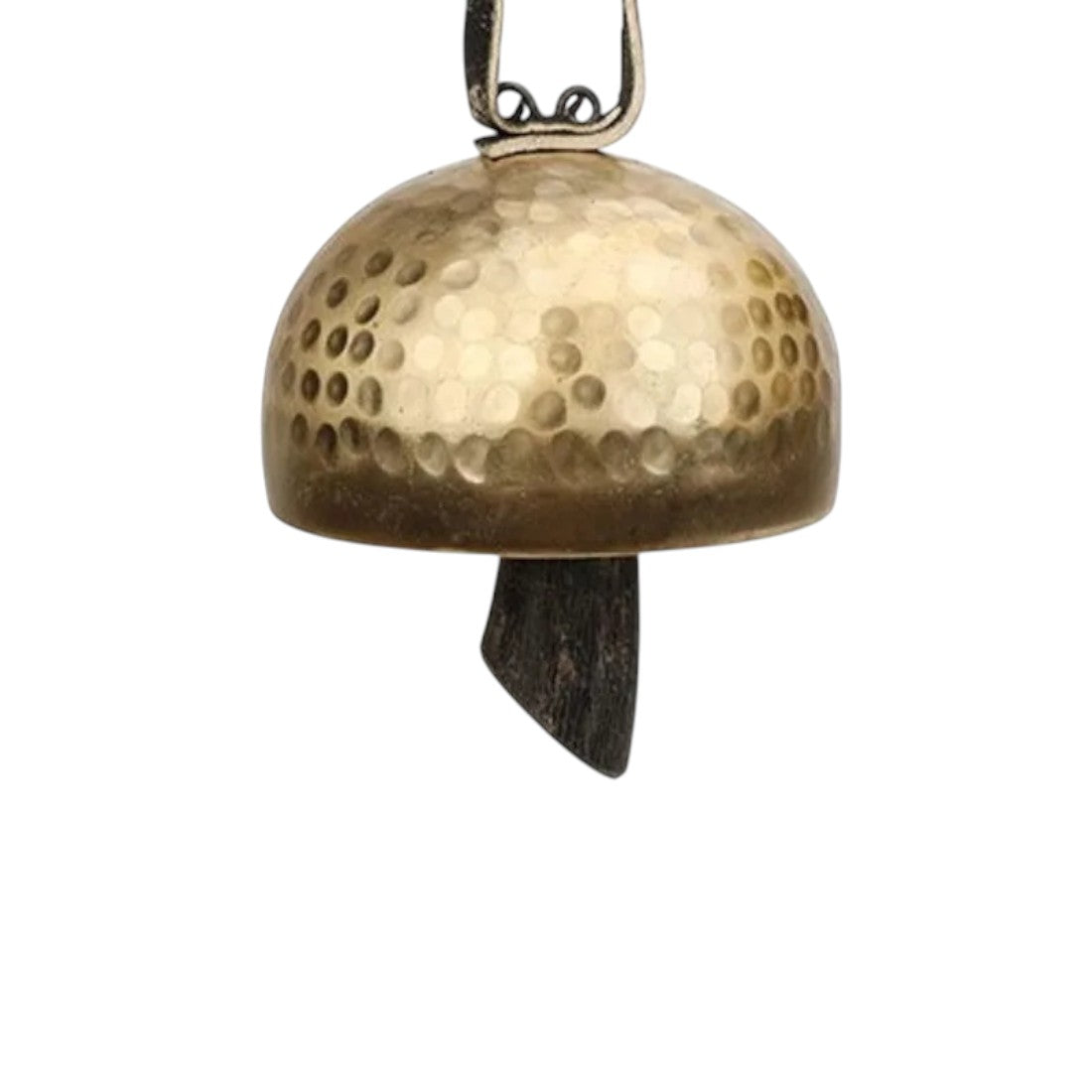 Cloche zen martelée en cuivre, finition artisanale, battant noir en corne et lanière cuir, suspendue ; sur fond blanc