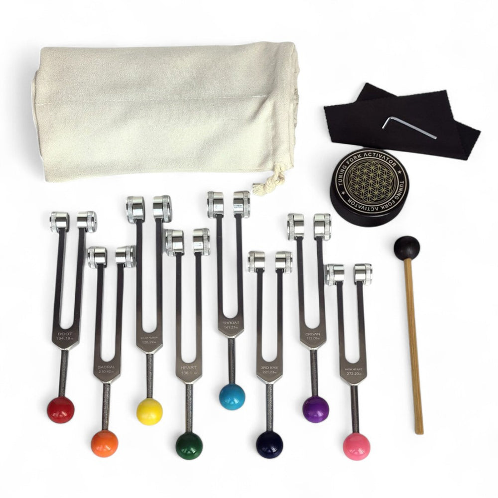 Set de 8 diapasons lestés en aluminium argenté avec embouts colorés,avec un maillet bois, une clé hexagonale, un chiffon noir, un socle d’activation et pochette écrue ; sur fond blanc