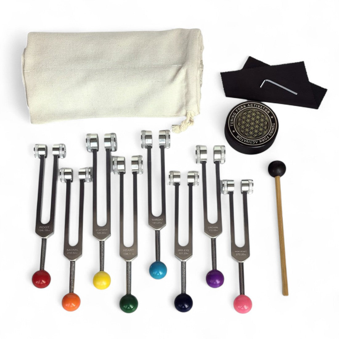 Set de 8 diapasons lestés en aluminium argenté avec embouts colorés,avec un maillet bois, une clé hexagonale, un chiffon noir, un socle d’activation et pochette écrue ; sur fond blanc