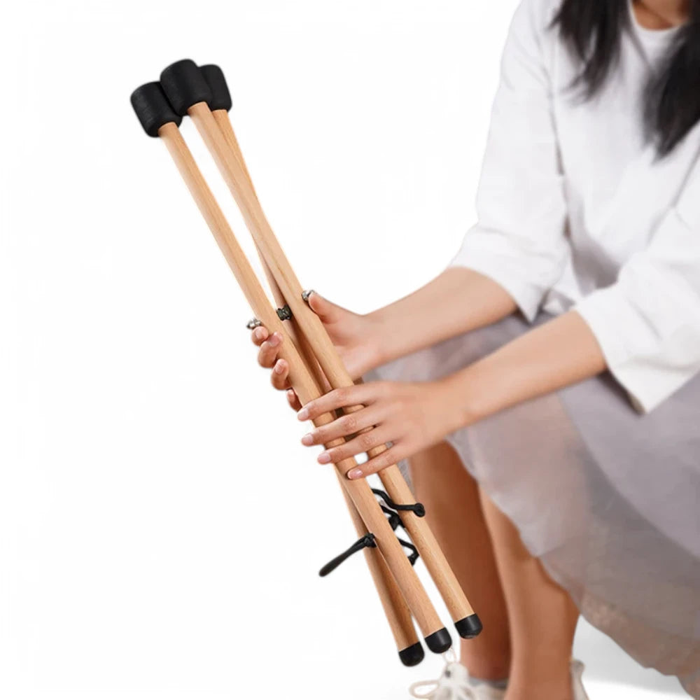 le support pour handpan en bois dans les mains d'une femme